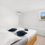 דירה 1 Bedroom Cozy In בטינה