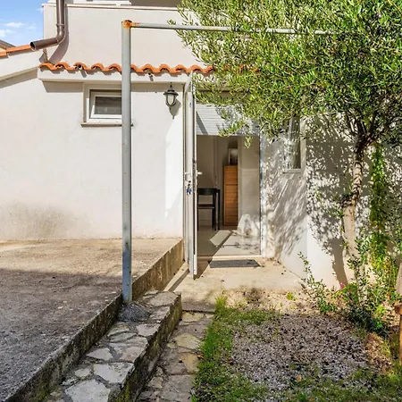 1 Bedroom Cozy In דירה
