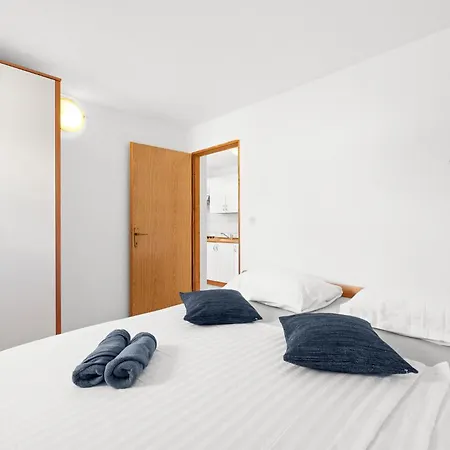 Apartment 1 Bedroom Cozy In *